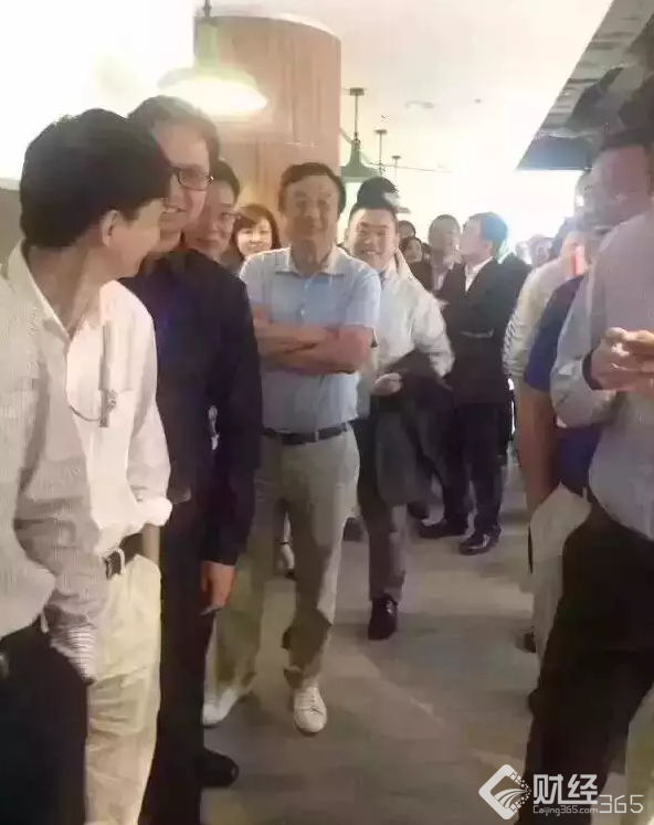 富而不奢！任正非食堂排隊(duì)打飯，董明珠獨(dú)自一人坐火車