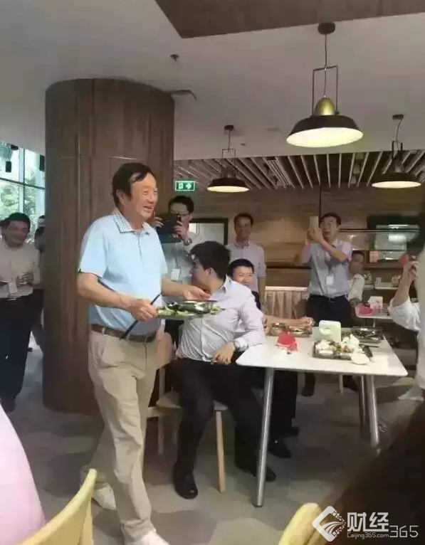 富而不奢！任正非食堂排隊(duì)打飯，董明珠獨(dú)自一人坐火車