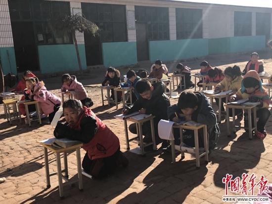 南雅握小學(xué)的孩子在室外寫作業(yè)