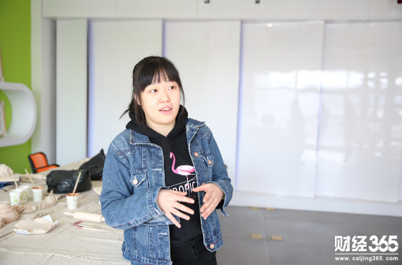 大學(xué)生創(chuàng)業(yè)：90后殘疾女孩自學(xué)！十年堅(jiān)持成漫畫師！