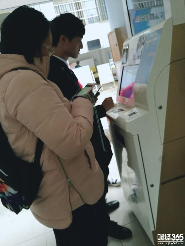 "很多同學認為在宿舍和教學樓等公共場所，存在打印資料不便利的情況，這是我引進共享打印機的初衷。"李港同學說道