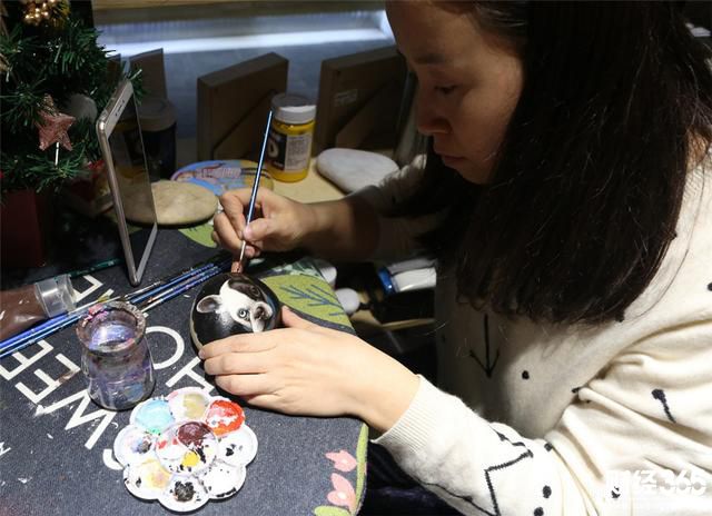 創業資訊：聽障女孩點石成金！創作石頭畫月入萬元！