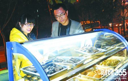 大學生創業：大學生賣鹵菜，顧客提建議虛心接受還送鹵鴨腳 
