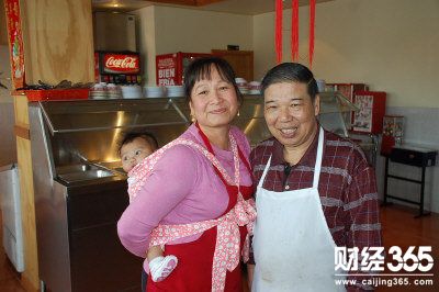 “明發(fā)酒家”創(chuàng)辦人梁運寶與太太甄紅霞，出國前都是憨厚本分的廣東農(nóng)民