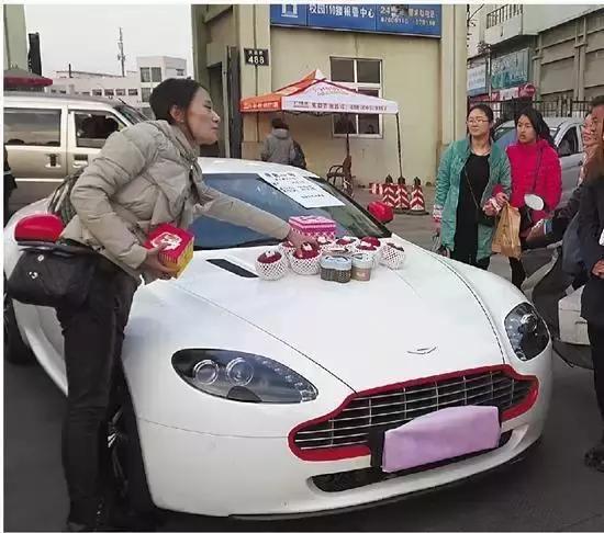 大學生創業：開豪車兜售圣誕蘋果？結果悲劇了！