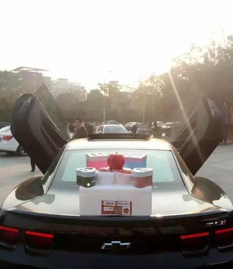 大學生創業：開豪車兜售圣誕蘋果？結果悲劇了！