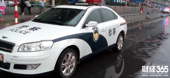 這輛警車是否違停?警察是否真的在上班時間看古玩?