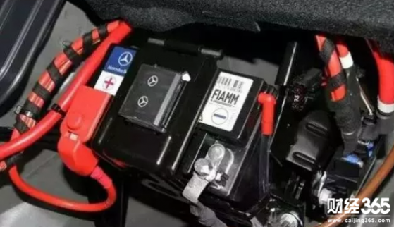 新車沒開多久電池就壞了，老師傅看了，一句“