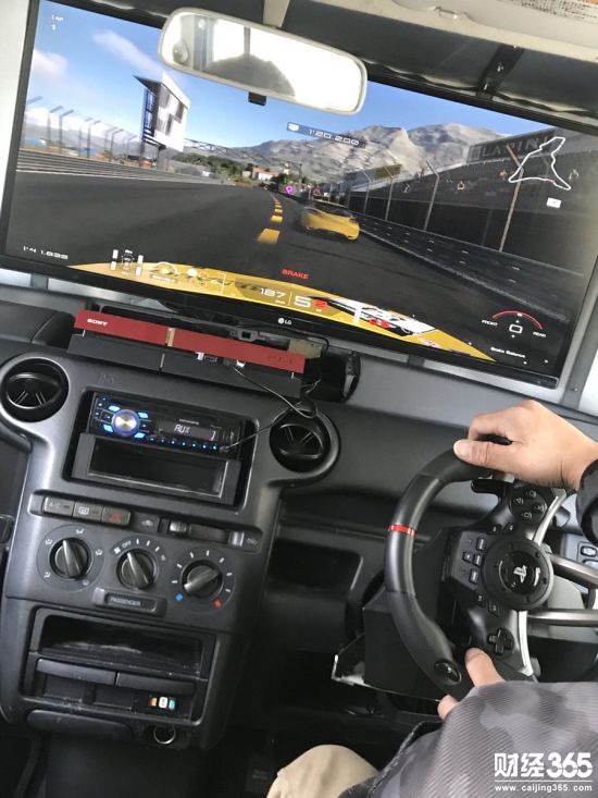 創業資訊：能玩游戲,還能開車 日本玩家把私家車改成了游戲機