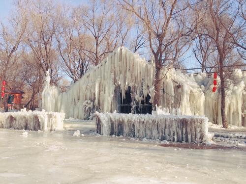不小心潑了盆水 7小伙把閑置度假村潑火了