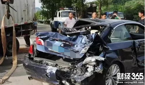 小車挑釁大貨車