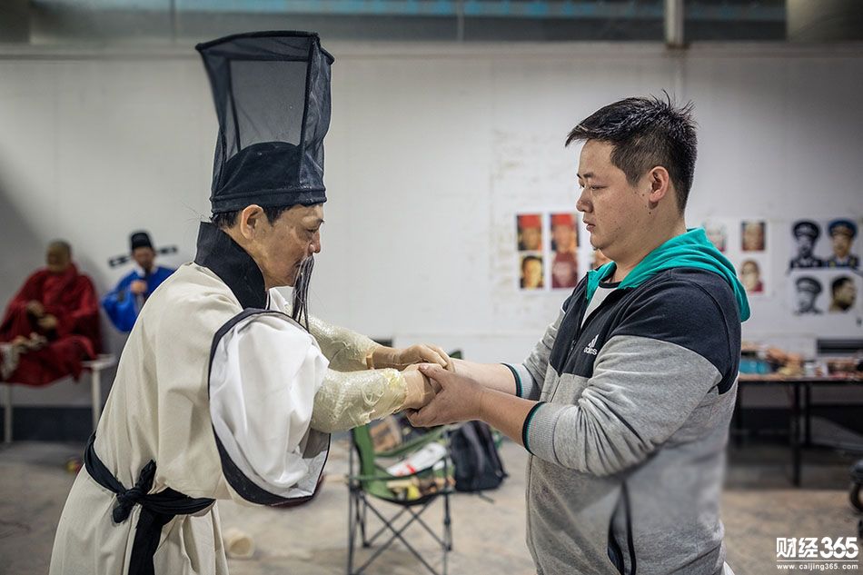 大學(xué)生創(chuàng)業(yè)：85后“玩泥巴”玩成蠟像藝人 工作室月入超10萬！