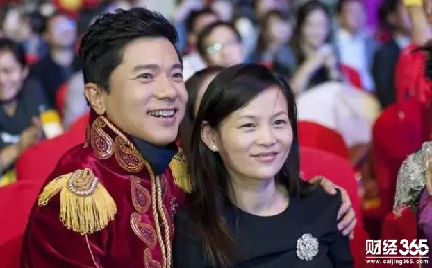 李彥宏與妻子馬東敏在百度年會上