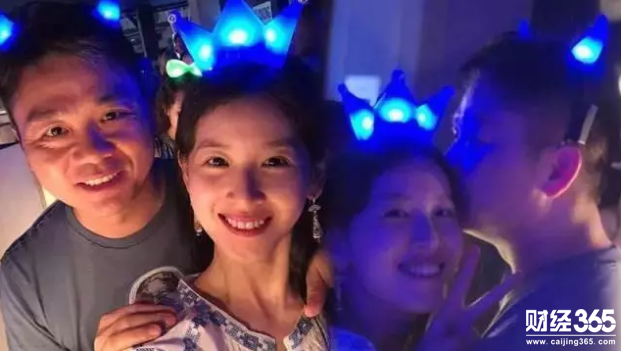 章澤天與劉強東的“新年第一吻”