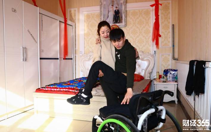 截癱小伙靠直播成網紅 粉絲零彩禮與其結婚