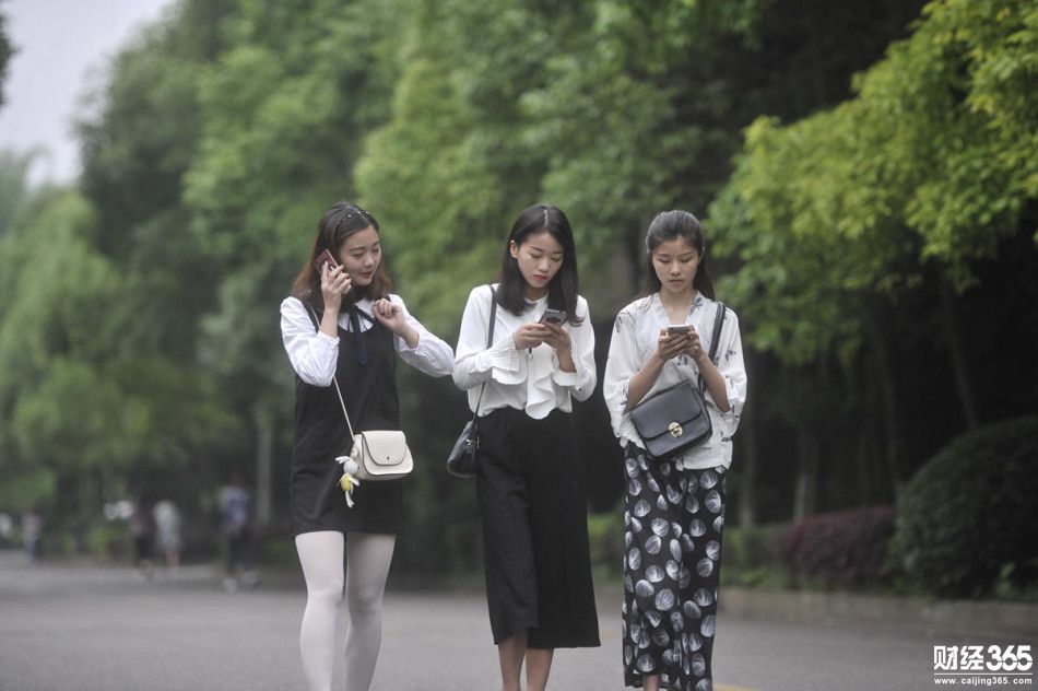 大學生創業：女大學生組團提供叫早服務 沒畢業已月入千元