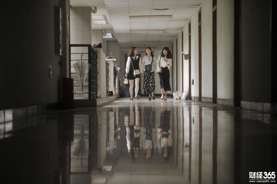 大學生創業：女大學生組團提供叫早服務 沒畢業已月入千元
