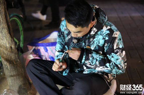 青年創業：小伙夜市用鋁線編玫瑰 高校女生駐足圍觀