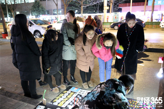 青年創業：小伙夜市用鋁線編玫瑰 高校女生駐足圍觀