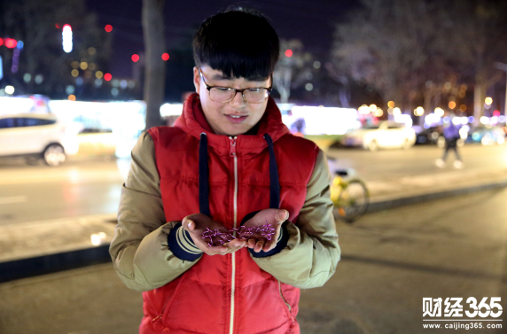青年創業：小伙夜市用鋁線編玫瑰 高校女生駐足圍觀