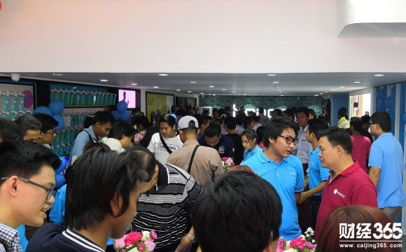 國內(nèi)玩不轉(zhuǎn)？榮耀手機(jī)布局東南亞,海外首家潮流體驗(yàn)店開業(yè)!