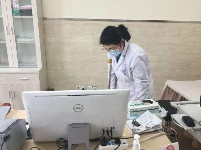 將患者的利益放第一位！她拄拐進診室，堅守醫者崗位！