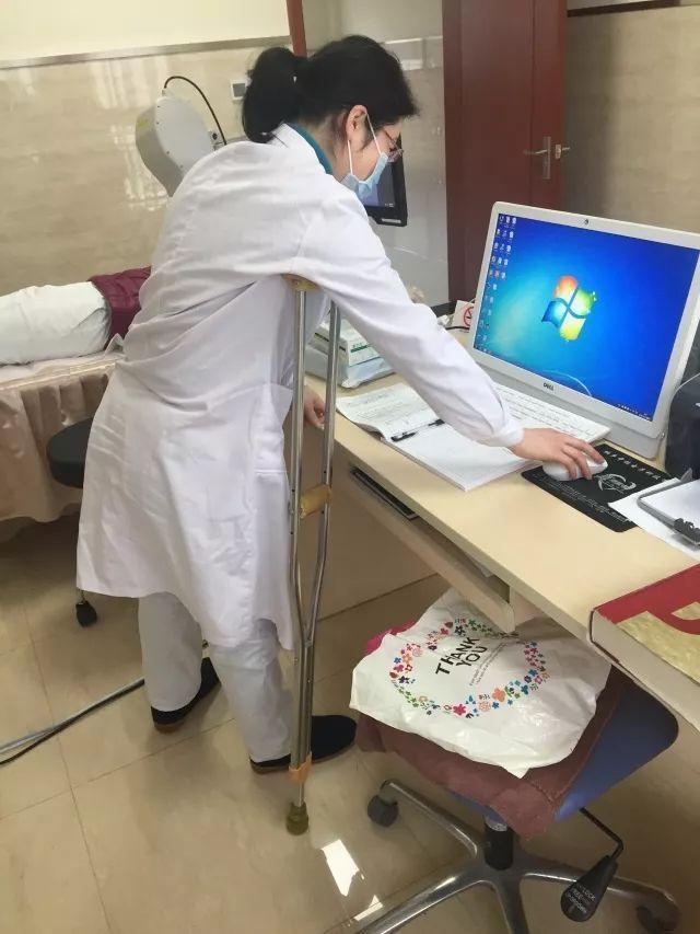將患者的利益放第一位！她拄拐進診室，堅守醫者崗位！