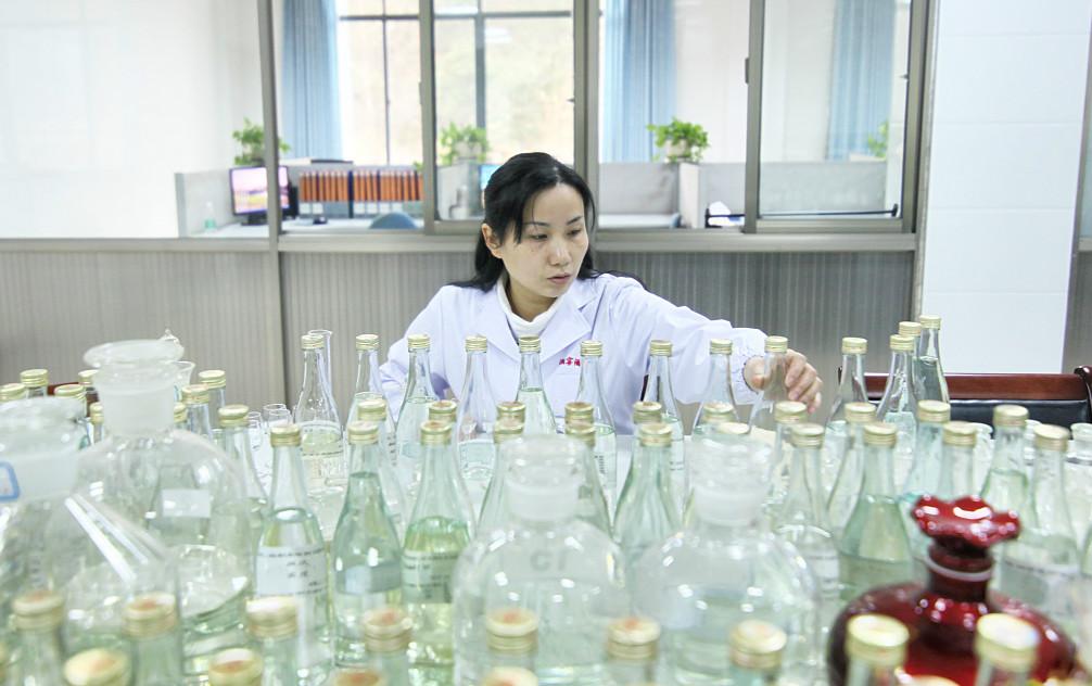 創業資訊：海歸“品酒工匠”日品白酒40種 舌頭發黑鼻腔麻木