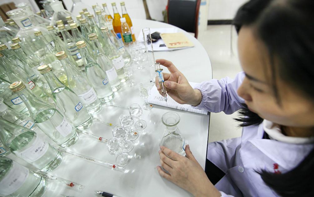 創業資訊：海歸“品酒工匠”日品白酒40種 舌頭發黑鼻腔麻木