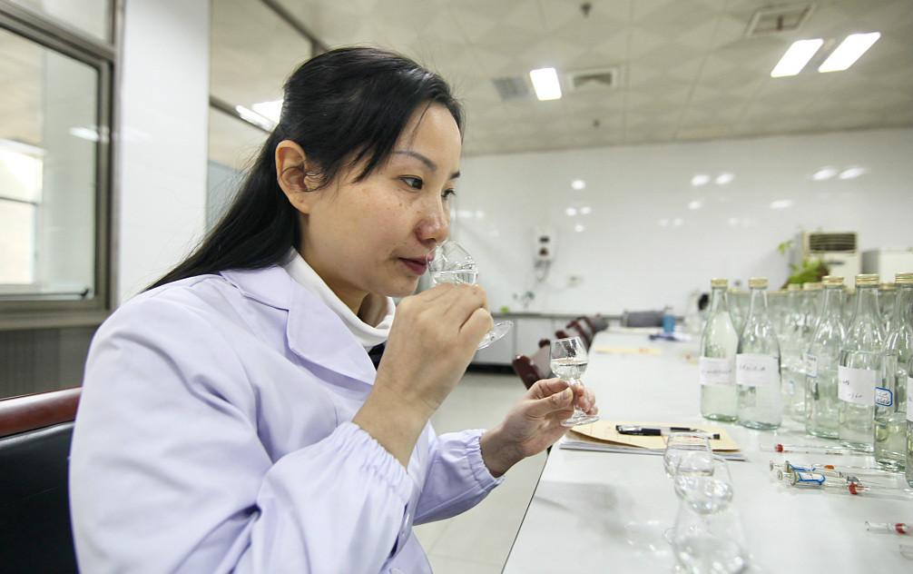 創業資訊：海歸“品酒工匠”日品白酒40種 舌頭發黑鼻腔麻木