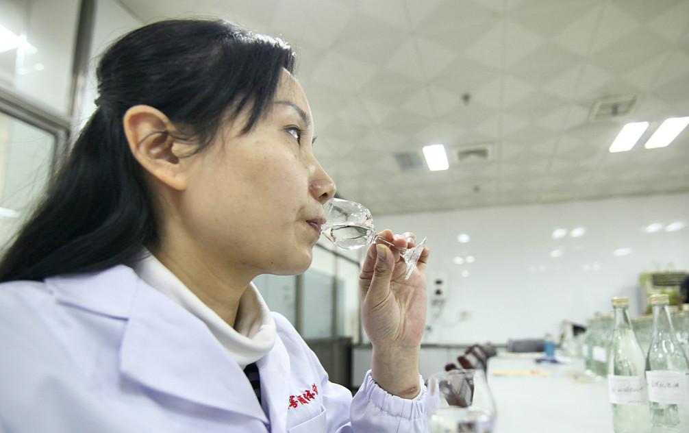 創業資訊：海歸“品酒工匠”日品白酒40種 舌頭發黑鼻腔麻木