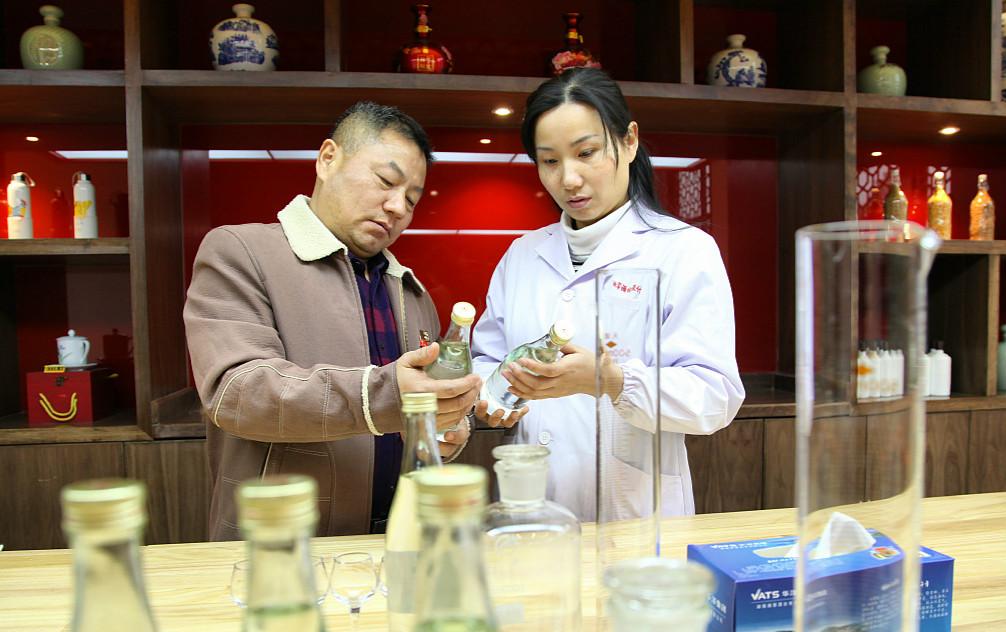 創業資訊：海歸“品酒工匠”日品白酒40種 舌頭發黑鼻腔麻木