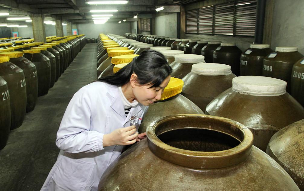 創業資訊：海歸“品酒工匠”日品白酒40種 舌頭發黑鼻腔麻木