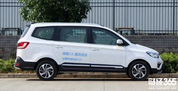 車管所噴字又出新花樣！“核載7人”四個字變為九個字！