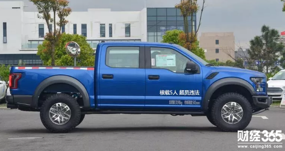 車管所噴字又出新花樣！“核載7人”四個字變為九個字！