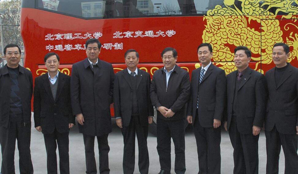 2008年，時任科技部部長萬鋼（右四）參觀考察中通客車.jpg