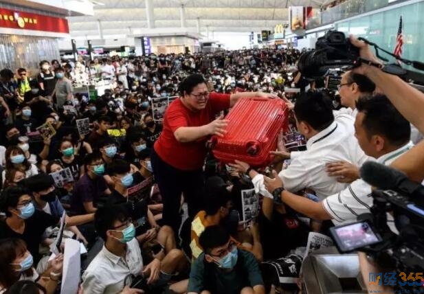 香港機(jī)場(chǎng)被圍困的旅客
